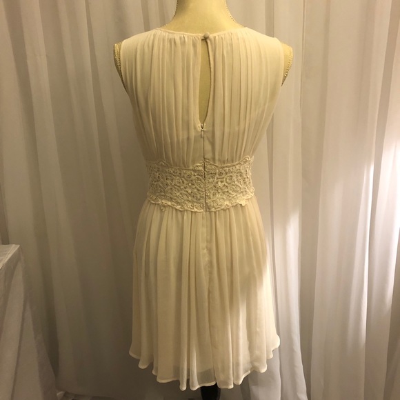 Suzy Shier - Floaty Lace Dress in Antiqued Ivory - Size M - Picture 6 of 11